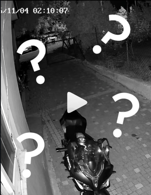 Gece 02.10’da park halindeki motosikletin güvenlik kamerası görüntüsü; kontak kapalıyken titreşim algılayan motosiklet takip cihazı bildirimi sonrası kaydedilen an.